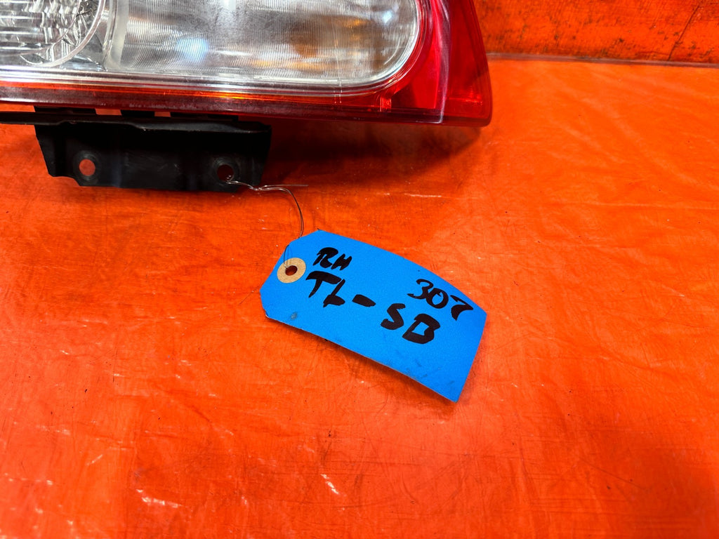 09 11 HONDA CIVIC SEDAN RIGHT OUTER TAIL LIGHT LAMP QUARTER PANEL OEM OE 3071