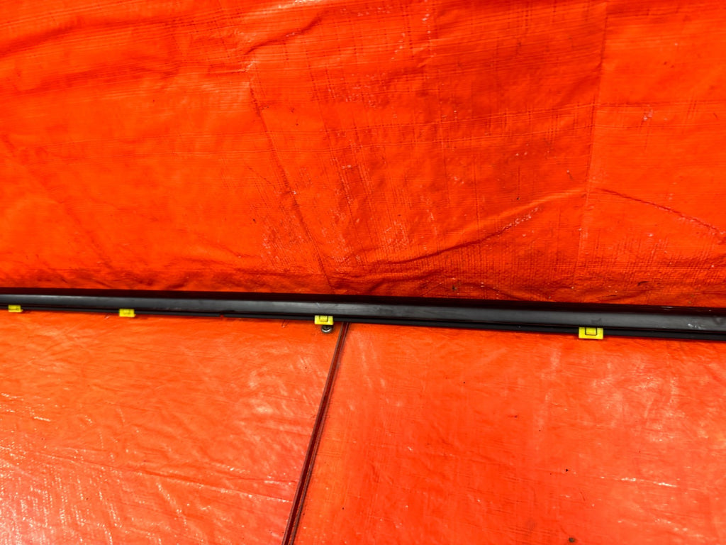 10 16 HYUNDAI GENESIS COUPE   PASSENGER RIGHT EXTERIOR WINDOW GLASS TRIM OEM 3023