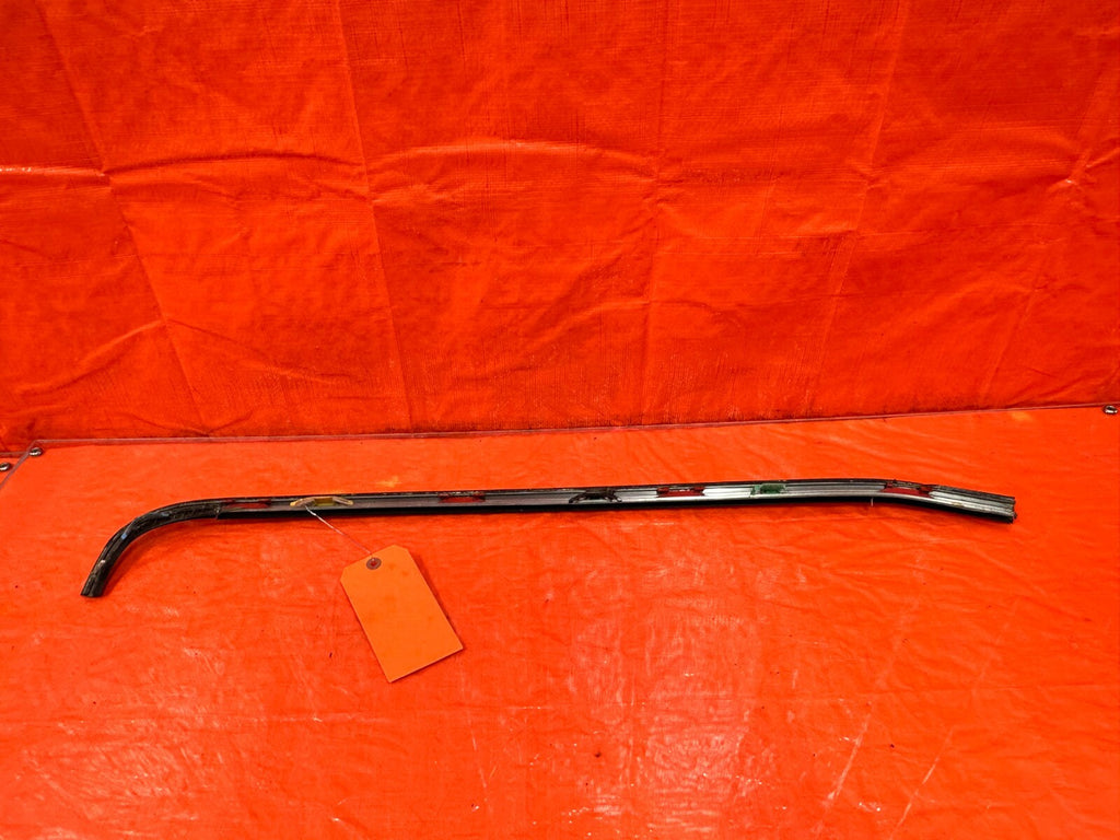 94 01 ACURA INTEGRA   2 DOOR   RIGHT SIDE   WINDSHIELD TRIM MOLDING   OEM #2689