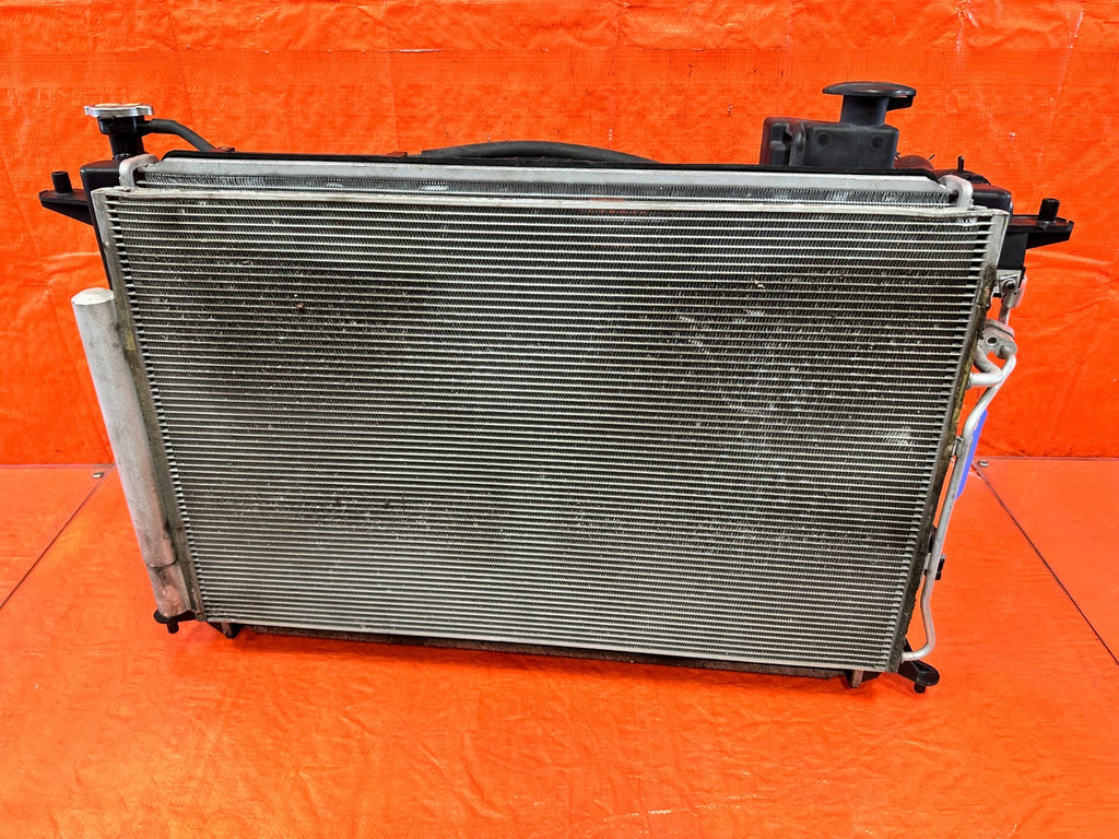 12 14 HYUNDAI GENESIS COUPE BK2 2.0L   RADIATOR W/ BOTH COOLING FANS & TANK 32518