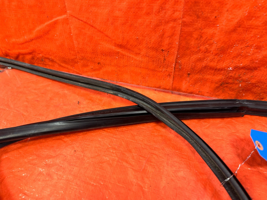 97 01 HONDA CR V CRV   DRIVER LEFT REAR WINDOW GLASS RUN CHANNEL OEM 3016