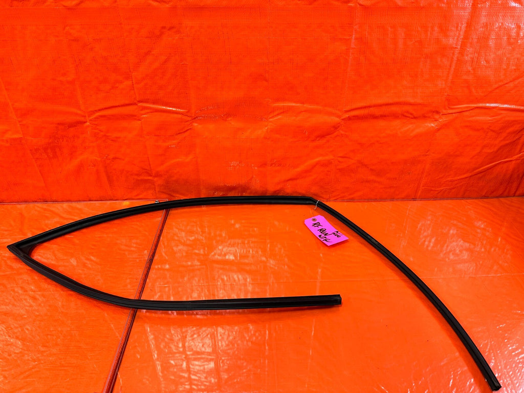 08 12 HONDA ACCORD SEDAN   RIGHT FRONT WINDOW GLASS RUN CHANNEL OEM #2660