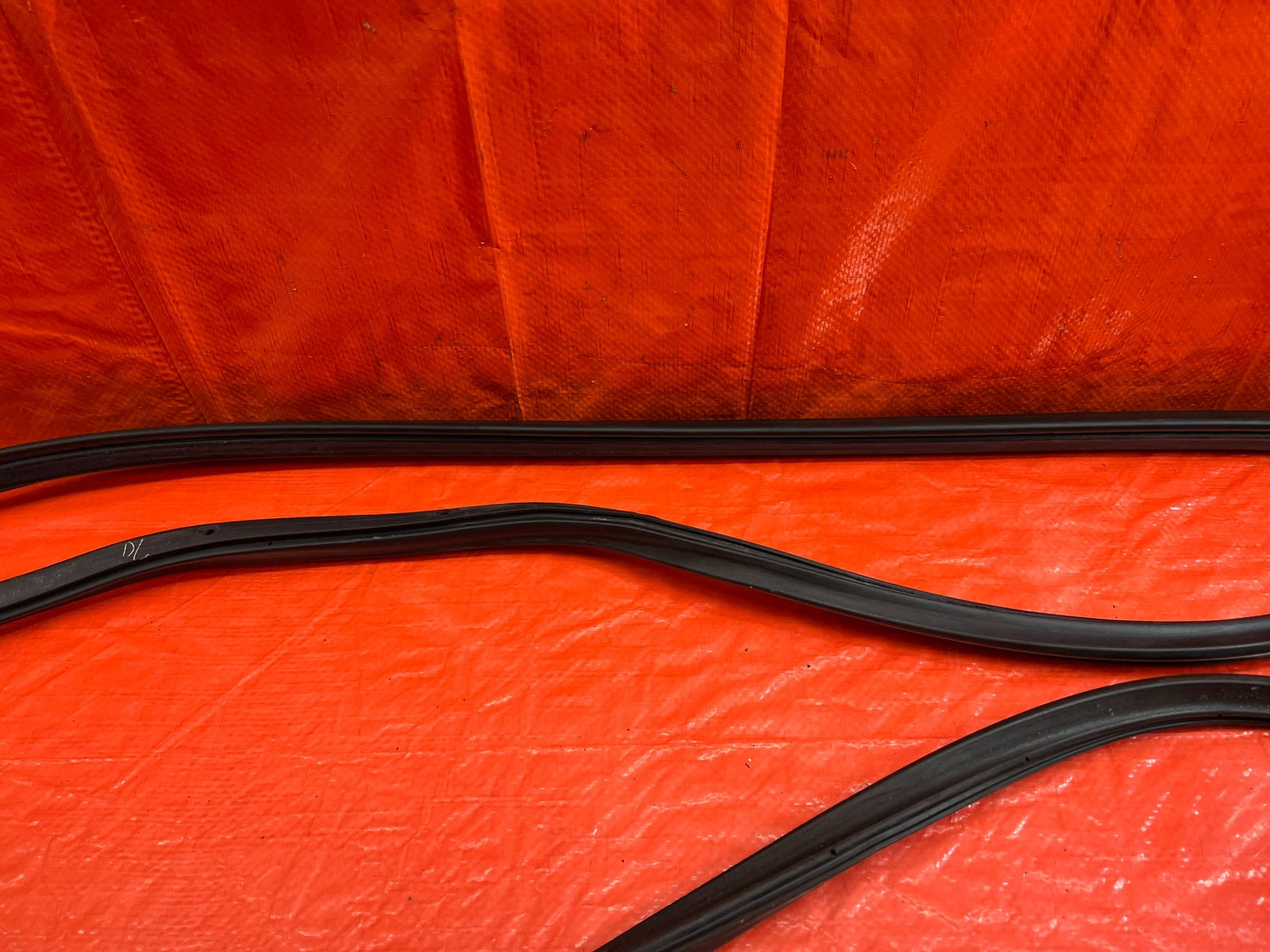 02 05 HONDA CIVIC SI EP3 HATCH   RIGHT   DOOR WEATHER STRIP TRIM SEAL GASKET 2308