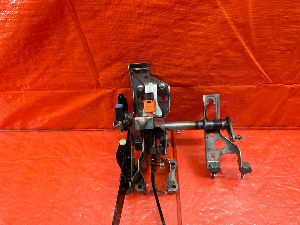 15 21 SUBARU WRX & STI   PEDAL SET   BRAKE & CLUTCH PEDALS   OEM 1805