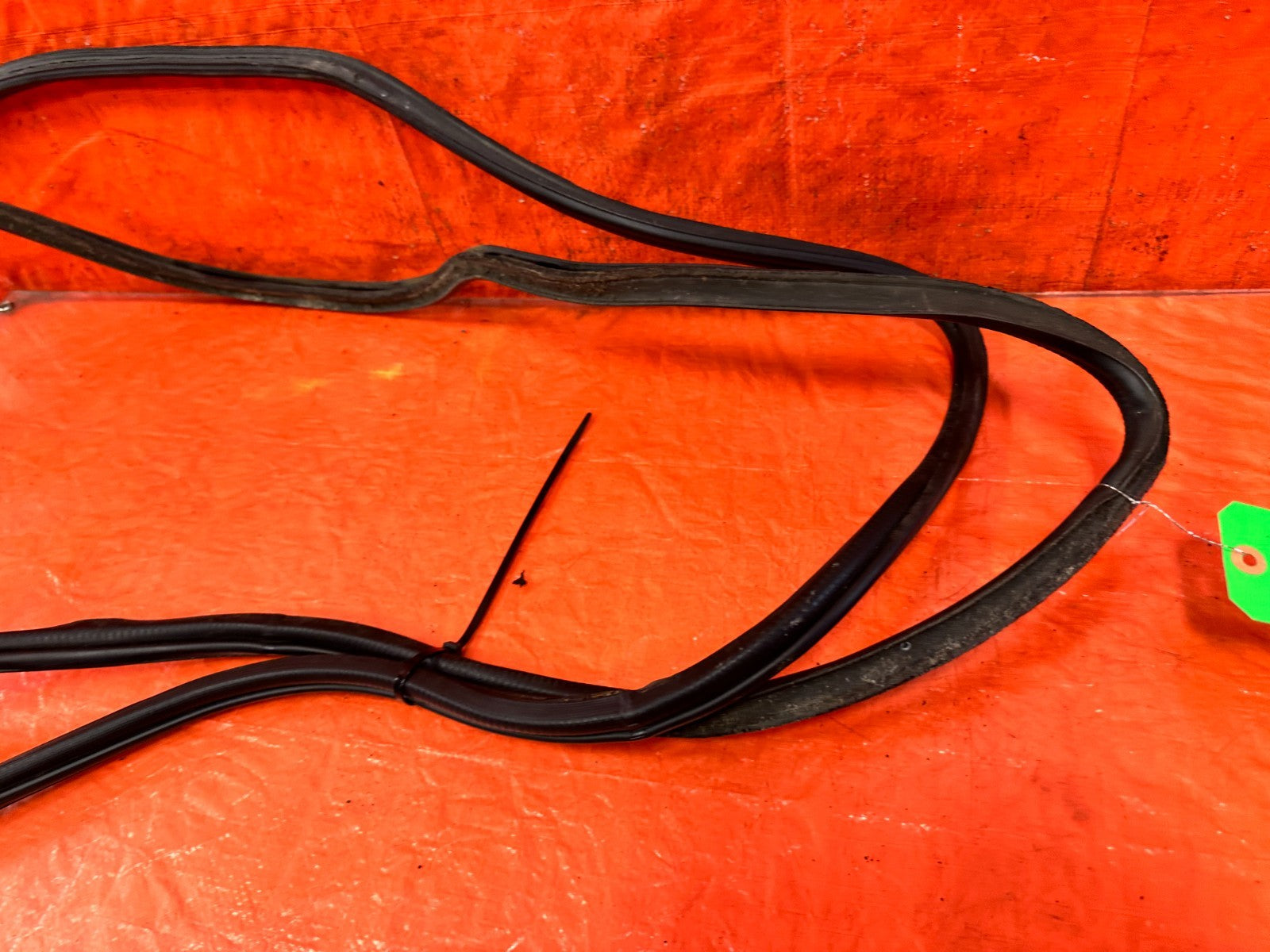 90 91 HONDA CIVIC HATCHBACK   LEFT & RIGHT  QUARTER GLASS WEATHER STRIP OEM 3172