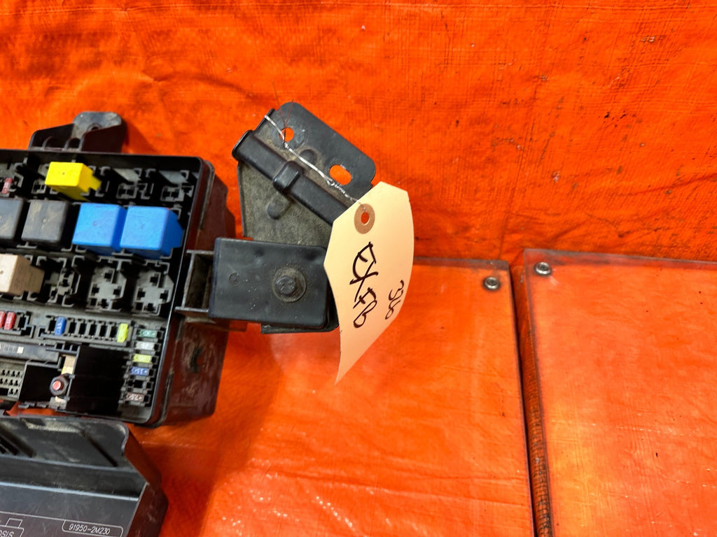 13 16 HYUNDAI GENESIS COUPE   EXTERIOR ENGINE BAY FUSE BOX   OEM 3263