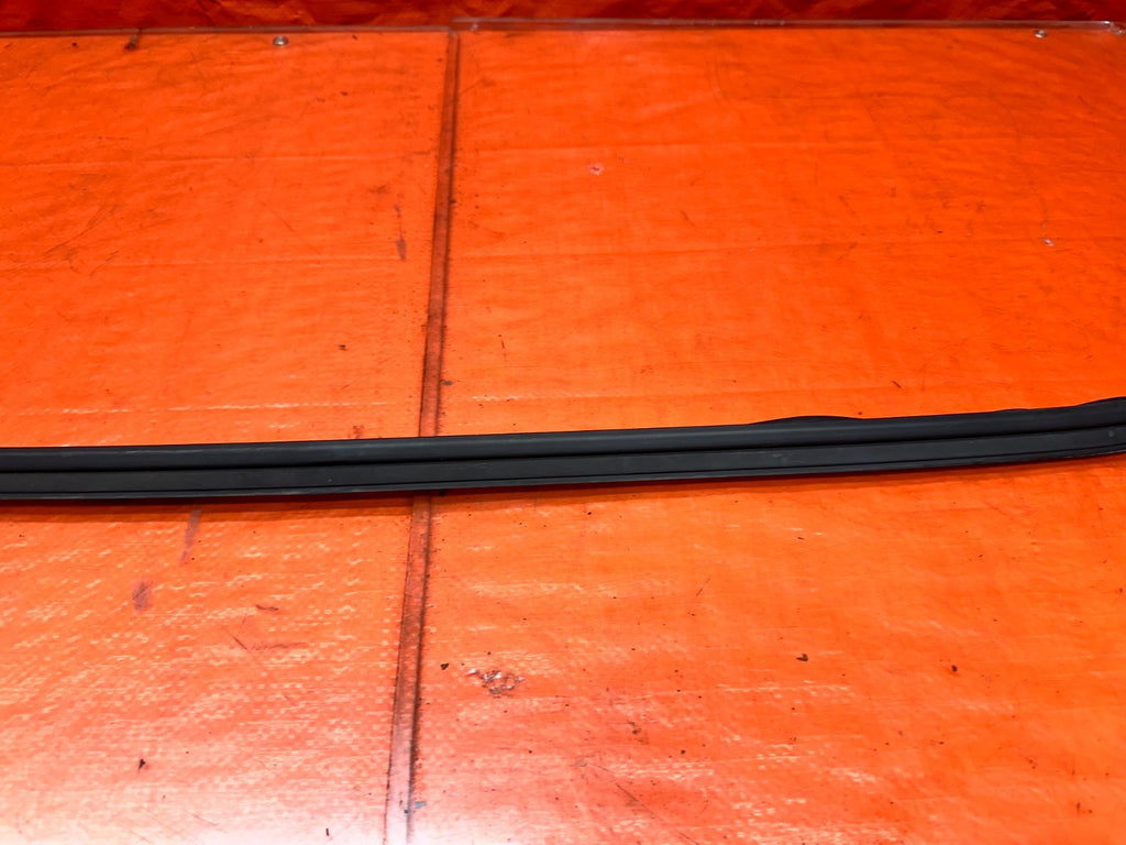 94-01 ACURA INTEGRA 4D SEDAN RIGHT PASSENGER WINDSHIELD WEATHERSTRIP OEM #3409