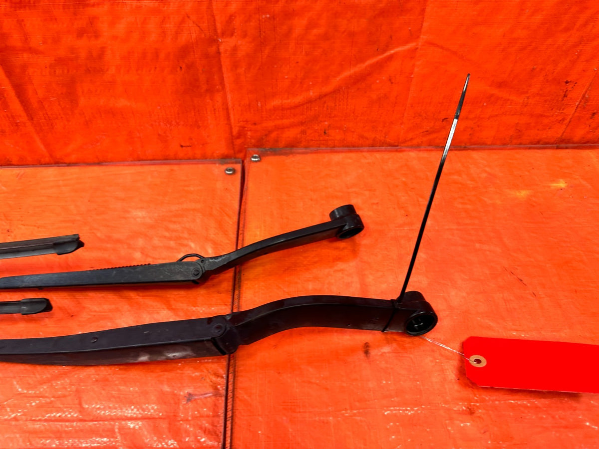 13-16 HYUNDAI GENESIS COUPE - LEFT & RIGHT WINDSHIELD WIPER ARMS - OEM #3023