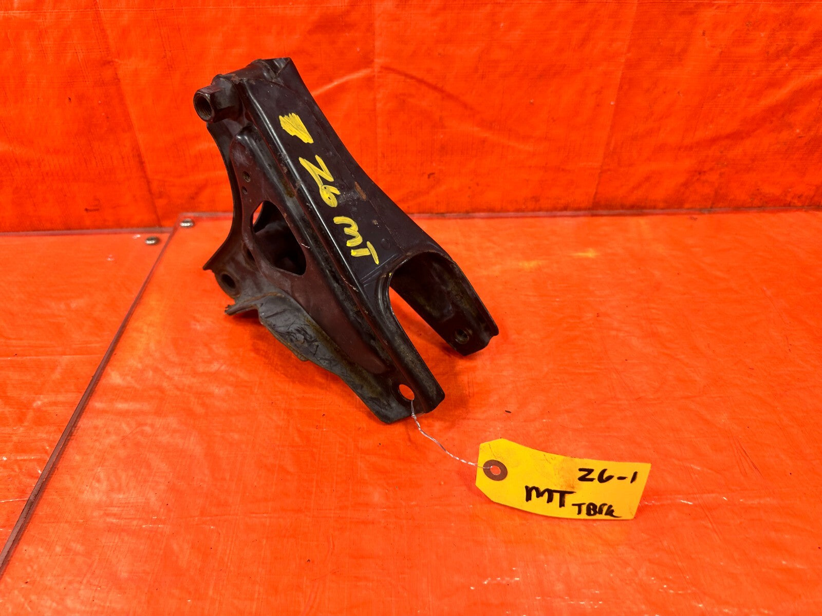 92/95 HONDA CIVIC D16 5 SPEED MANUAL STICK SHIFT REAR TRANSMISSION BRACKET SOHC0