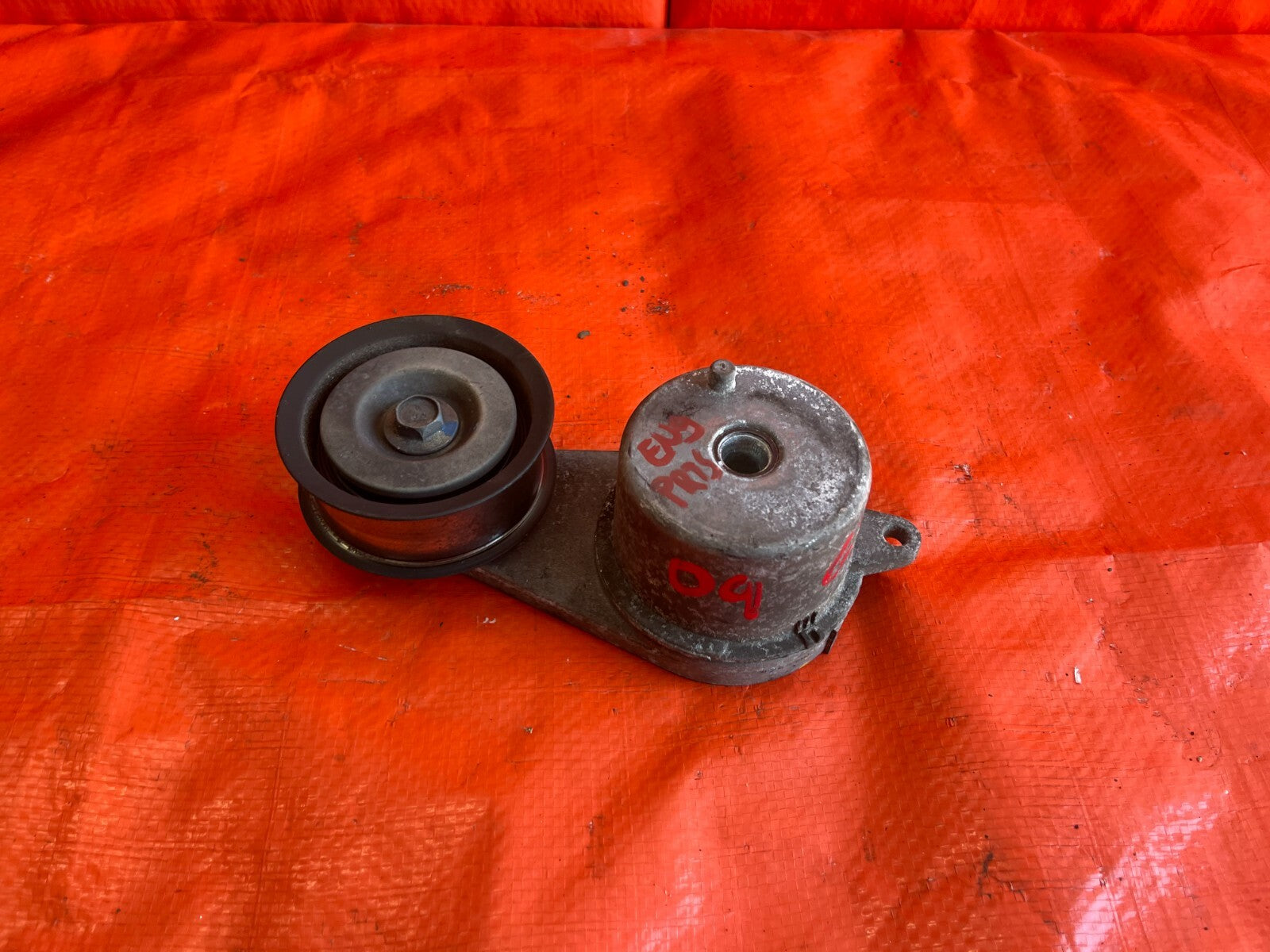 08 10 INFINITI G37 SPORT S COUPE VQ37VHR   IDLER PULLEY W/ BRACKET   OEM FACTORY0