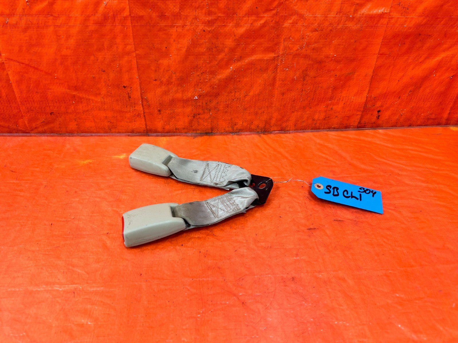 04 08 ACURA TSX   LEFT OR RIGHT REAR   REAR SEAT BELT BUCKLE CLIP   OEM #3040