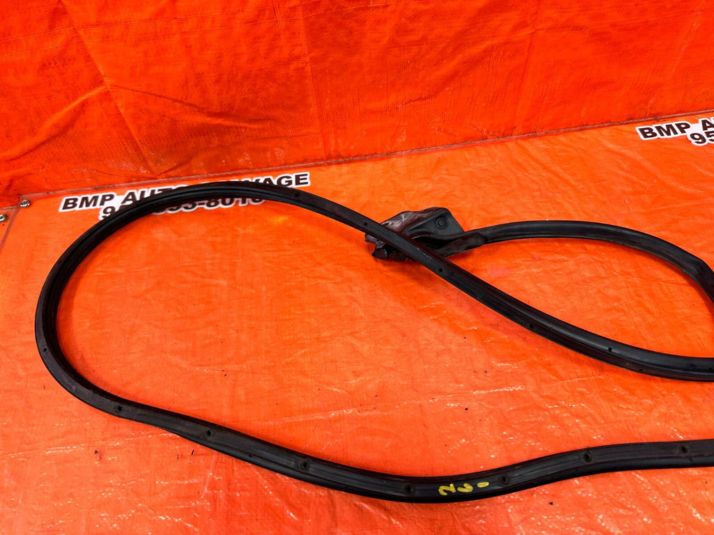 02 10 LEXUS SC430   DRIVER LEFT DOOR WEATHER STRIP GASKET   OEM FACTORY #267
