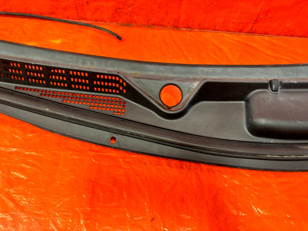 10 12 HYUNDAI GENESIS 2D COUPE   WINDSHIELD WIPER COWL   86150 2M000   OEM #2994