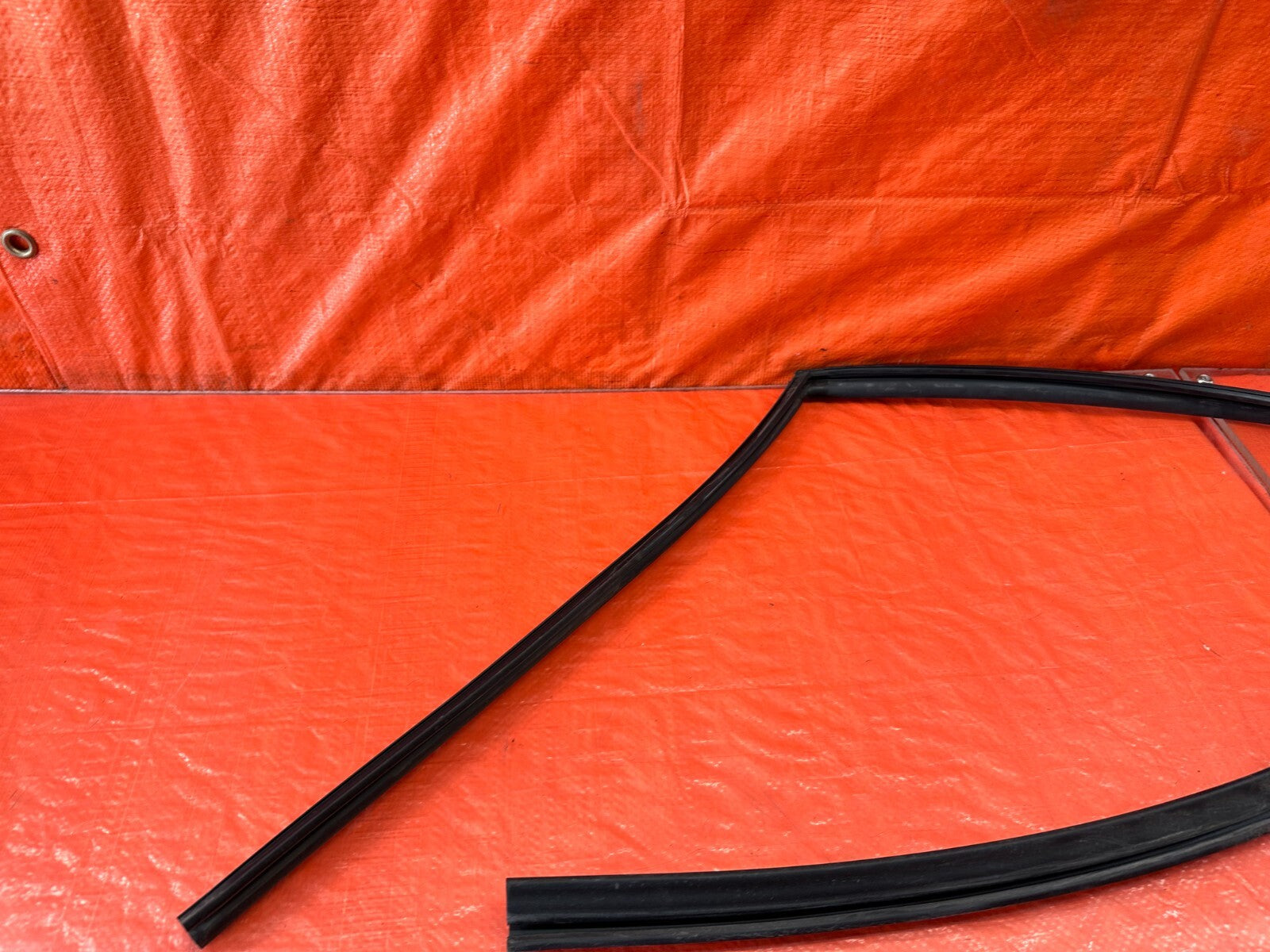 09 10 ACURA TSX   PASSENGER RIGHT REAR WINDOW GLASS RUN CHANNEL   OEM #2332
