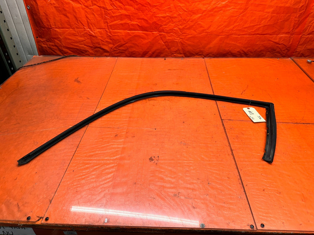 97 01 HONDA PRELUDE 2.2L DRIVER LEFT DOOR WINDOW GLASS MOUNTED SUB SEAL #3360