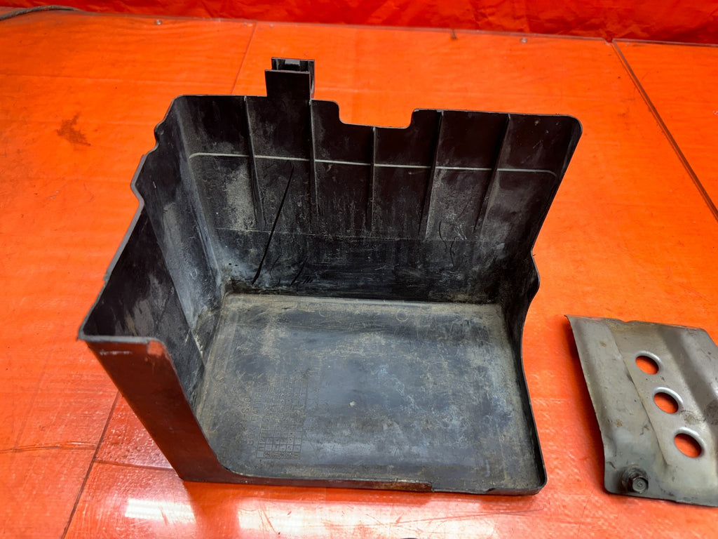97 01 HONDA PRELUDE 2.2L BATTERY TRAY HOLD DOWN MOUNT BRACKET BASE OEM #3354
