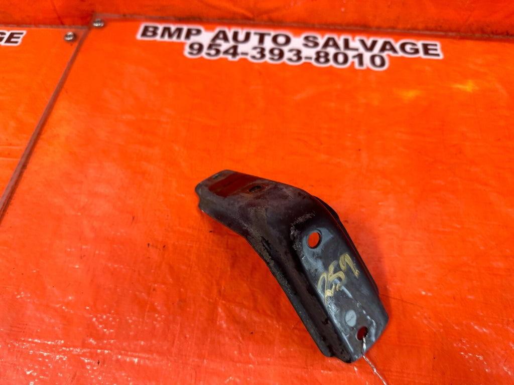 97 01 HONDA PRELUDE   SWAY BAR MOUNTING BRACKET   PASSENGER RIGHT SIDE OEM #2596