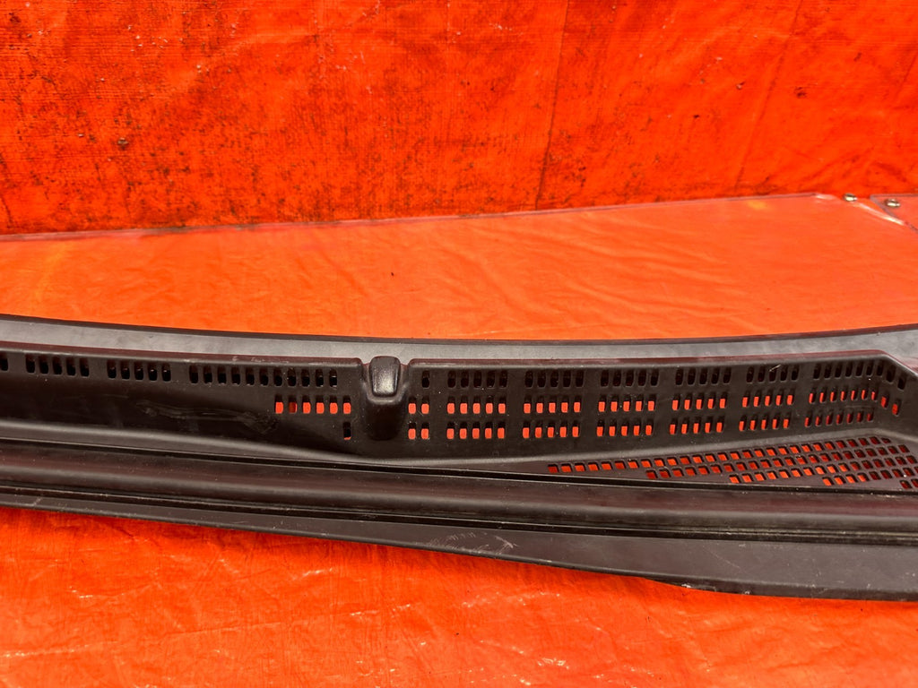 13 16 HYUNDAI GENESIS 2D COUPE   WINDSHIELD WIPER COWL   86150 2M000   OEM #3254