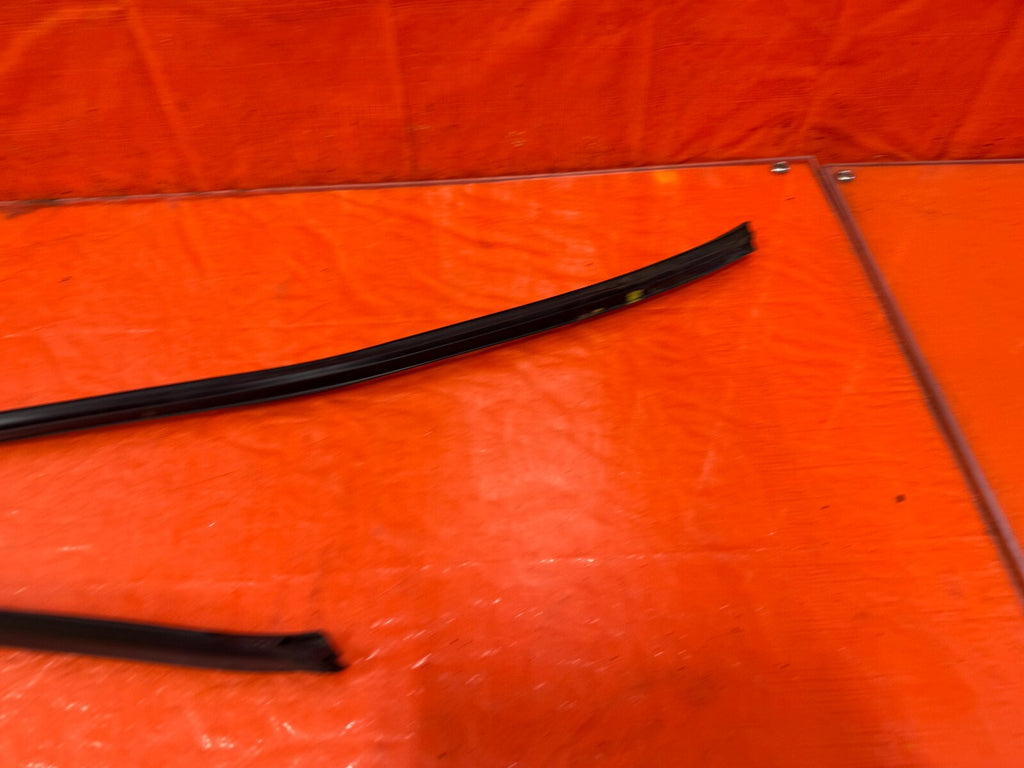 93 97 HONDA DEL SOL   PASSENGER RIGHT FRONT WINDOW GLASS RUN CHANNEL   OEM #2942