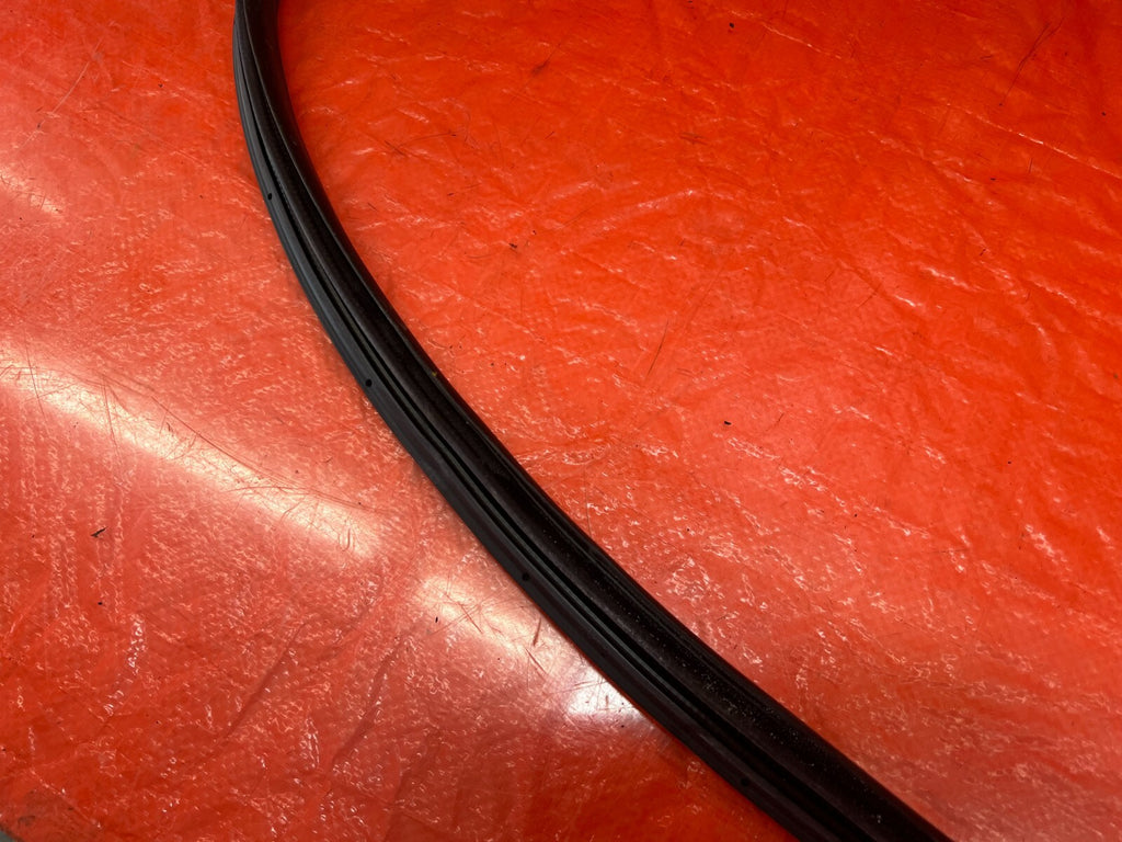 04 08 ACURA TSX   RIGHT REAR   DOOR TO CHASSIS WEATHER STRIP OPEN TRIM OEM #20915