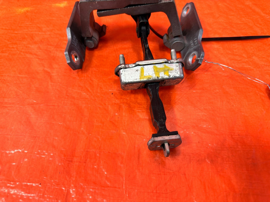 08 15 INFINITI G37 & Q60 COUPE   DRIVER LEFT FOOR HINGE W/ CHECKER   3 PIECE 3204