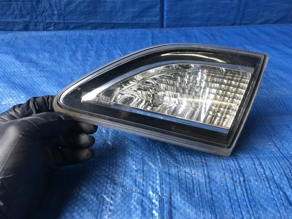 OEM 2010 2011 2012 MAZDA 2   PASSENGER RIGHT INNER TRUNK TAIL LIGHT P8043R0