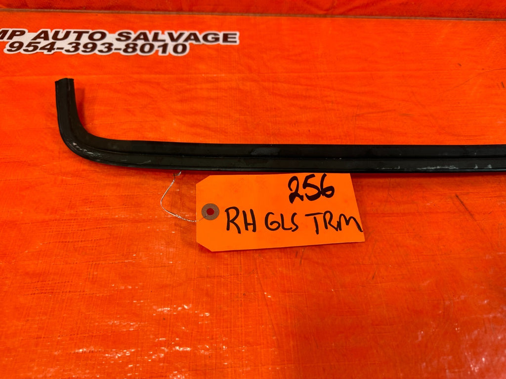 93 97 HONDA DEL SOL   PASSENGER RIGHT WINDSHIELD TRIM   OEM FACTORY #2564