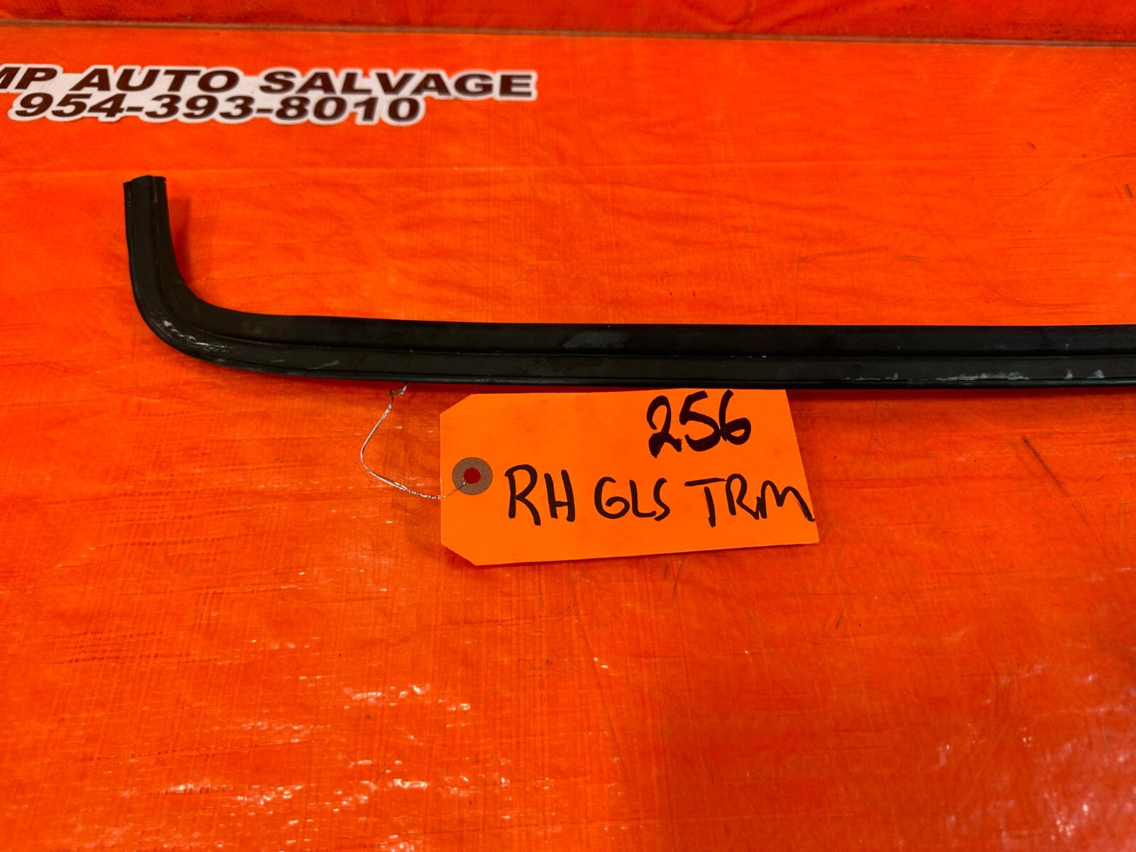 93 97 HONDA DEL SOL   PASSENGER RIGHT WINDSHIELD TRIM   OEM FACTORY #2564