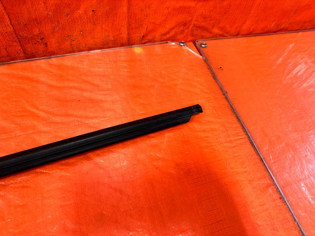 08 15 INFINITI G37 & Q60 COUPE   DRIVER LEFT EXTERIOR WINDOW GLASS TRIM   OEM 324