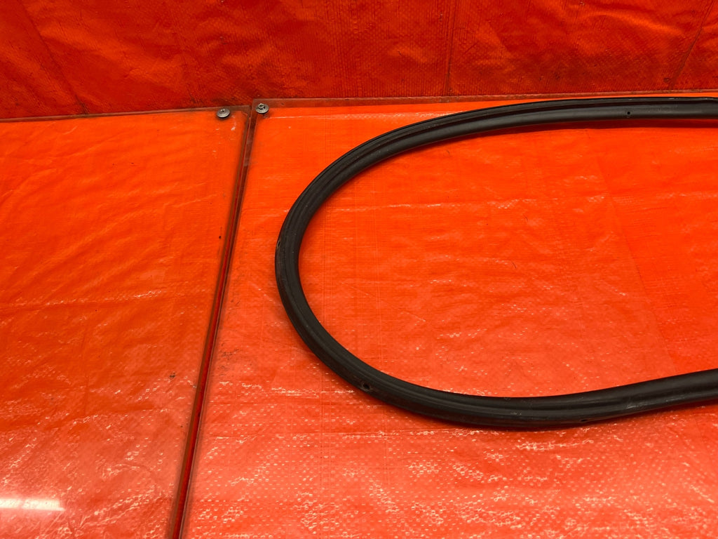 08 15 INFINITI G37 & Q60   RIGHT DOOR   LOWER WEATHER STRIP SEAL OEM #20710