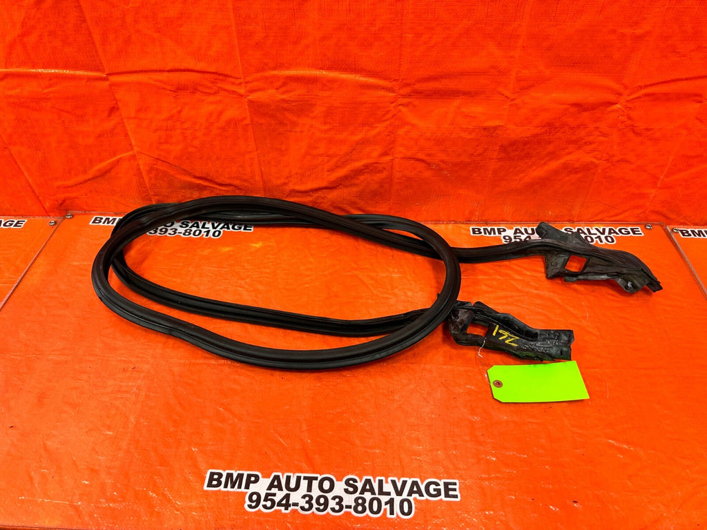 02 10 LEXUS SC430   REAR CONVERTIBLE TOP WEATHER STRIP RUBBER GASKET   OEM #26113