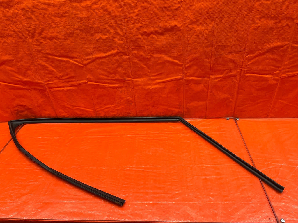 09 14 ACURA TSX   PASSENGER RIGHT FRONT WINDOW GLASS RUN CHANNEL   OEM #2340