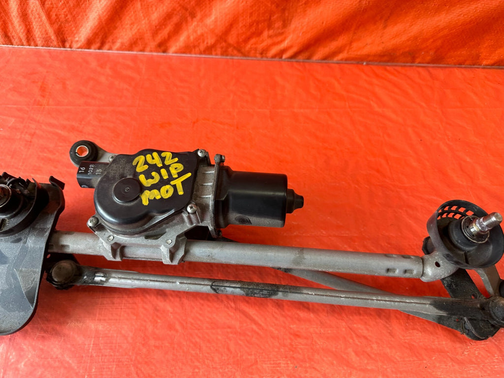 14 20 INFINITI Q50 & 17 20 Q60   WINDSHIELD WIPER MOTOR W/ LINKAGE   OEM #2424