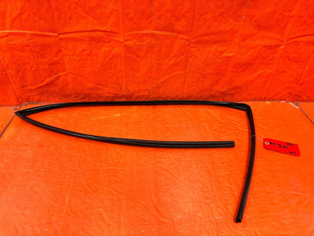 06 11 CIVIC 4D SEDAN   PASSENGER RIGHT FRONT WEATHER STRIP RUN CHANNEL OEM #3070