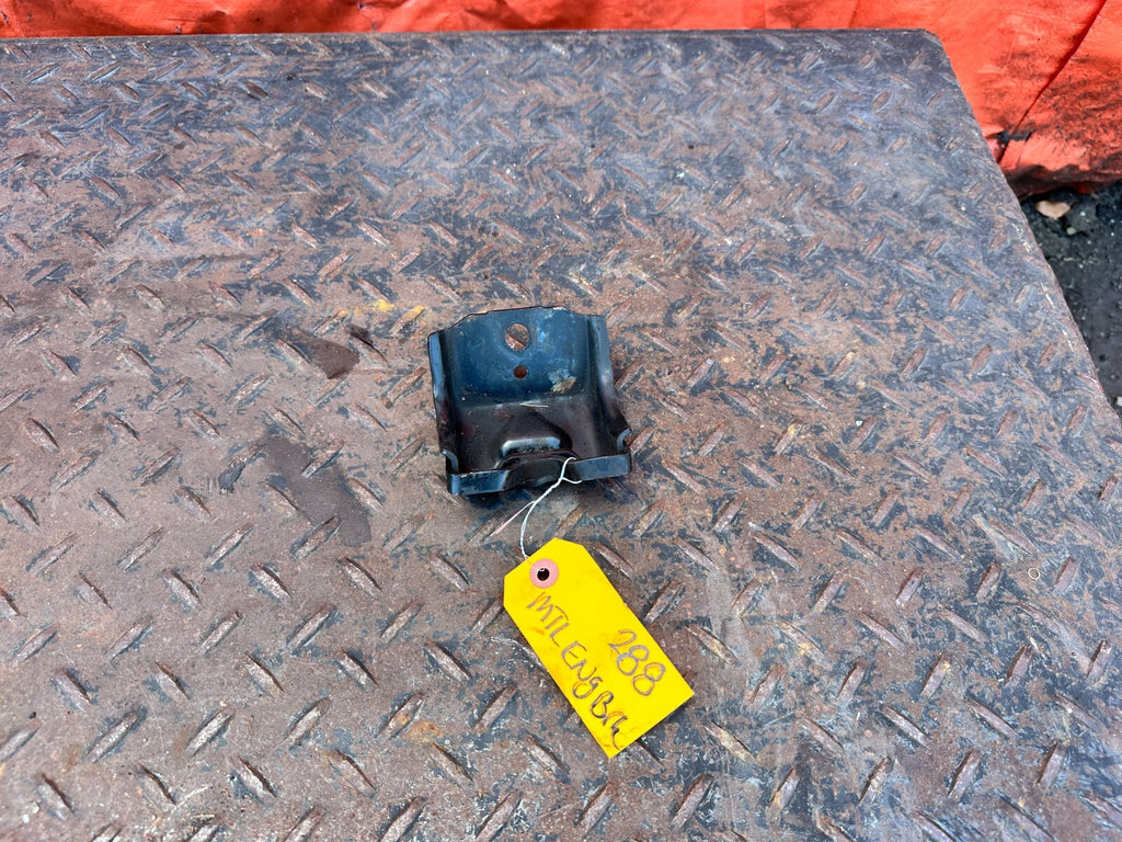 02 10 LEXUS SC430   3UZFE   METAL   ENGINE MOUNTING BRACKET   LEFT OR RIGHT0
