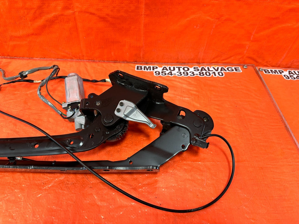 02 10 LEXUS SC430   LEFT CONVERTIBLE ROOF PANEL SUB LINK W/ MOTOR   OEM #26111