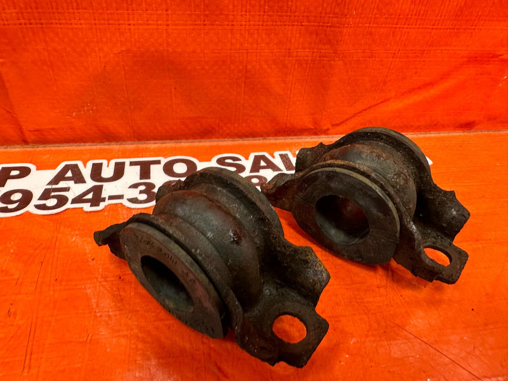 08 15 INFINITI G37 & Q60 COUPE   LEFT & RIGHT REAR SWAY BAR BRACKETS   OEM #2456
