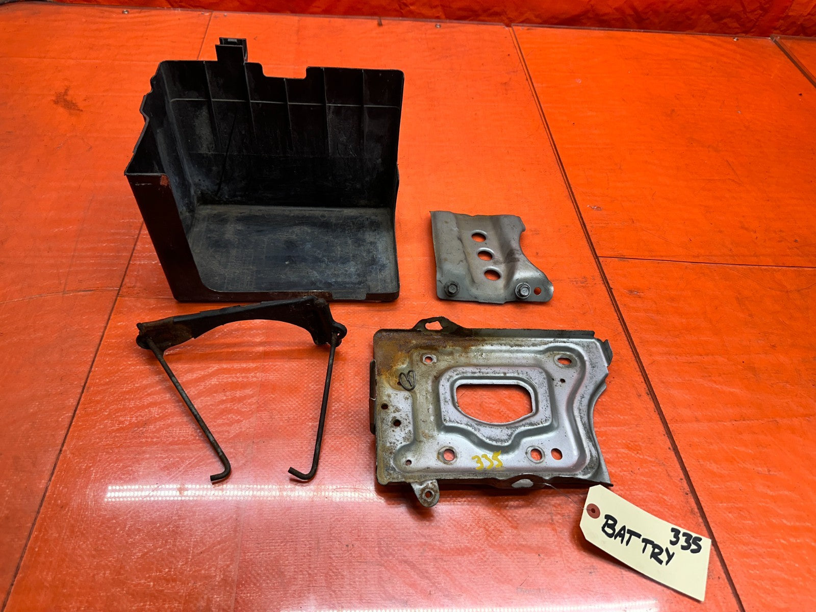97 01 HONDA PRELUDE 2.2L BATTERY TRAY HOLD DOWN MOUNT BRACKET BASE OEM #3350