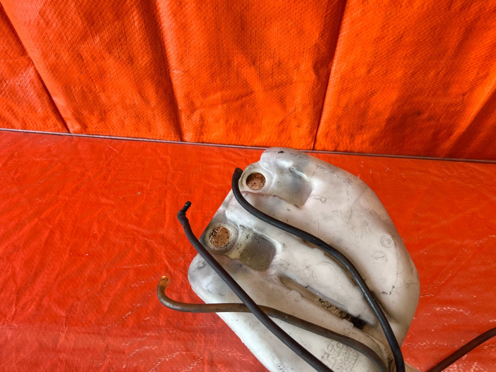 94 96 ACURA INTEGRA 2D   WINDSHIELD WIPER RESERVOIR WIPER TANK MOTOR  OEM #14410