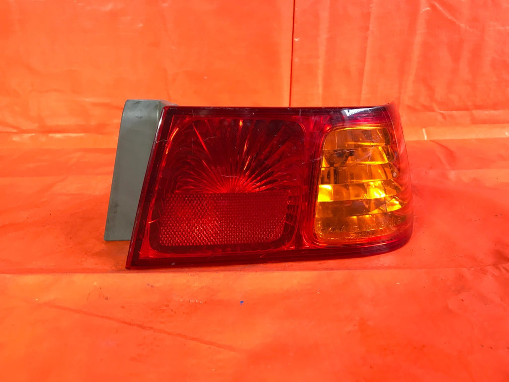OEM 2000 00 TOYOTA CAMRY PASSENGER RIGHT OUTER TAIL LIGHT LAMP R RH0