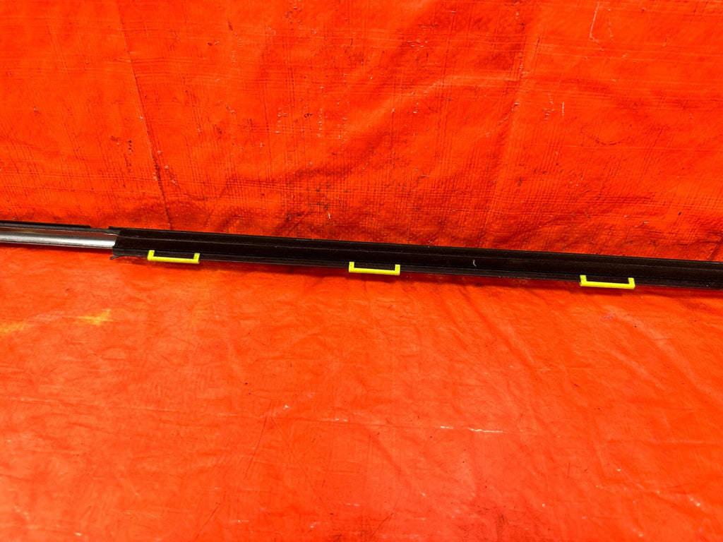 96 00 HONDA CIVIC SEDAN 4D PASSENGER RIGHT REAR GLASS TRIM DRIP RETAINER OEM 2977