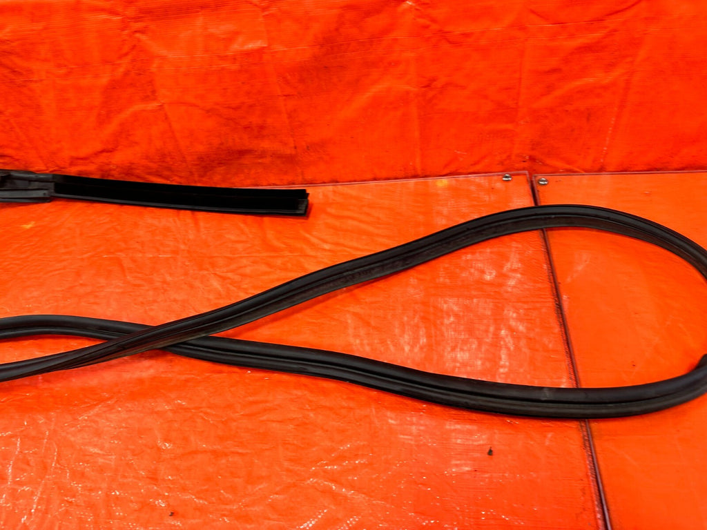 09 15 INFINITI G37 CONVERTIBLE REAR CONVERTIBLE TOP WEATHER STRIP RUBBER GASKET2