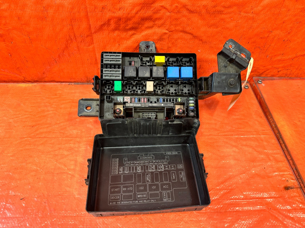 13 16 HYUNDAI GENESIS COUPE   EXTERIOR ENGINE BAY FUSE BOX   OEM 3267