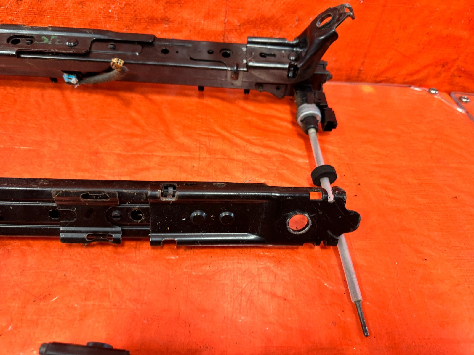 09 15 INFINITI G37 CONVERTIBLE   DRIVER LEFT SEAT RAIL WITH ALL MOTORS   OEM 3104