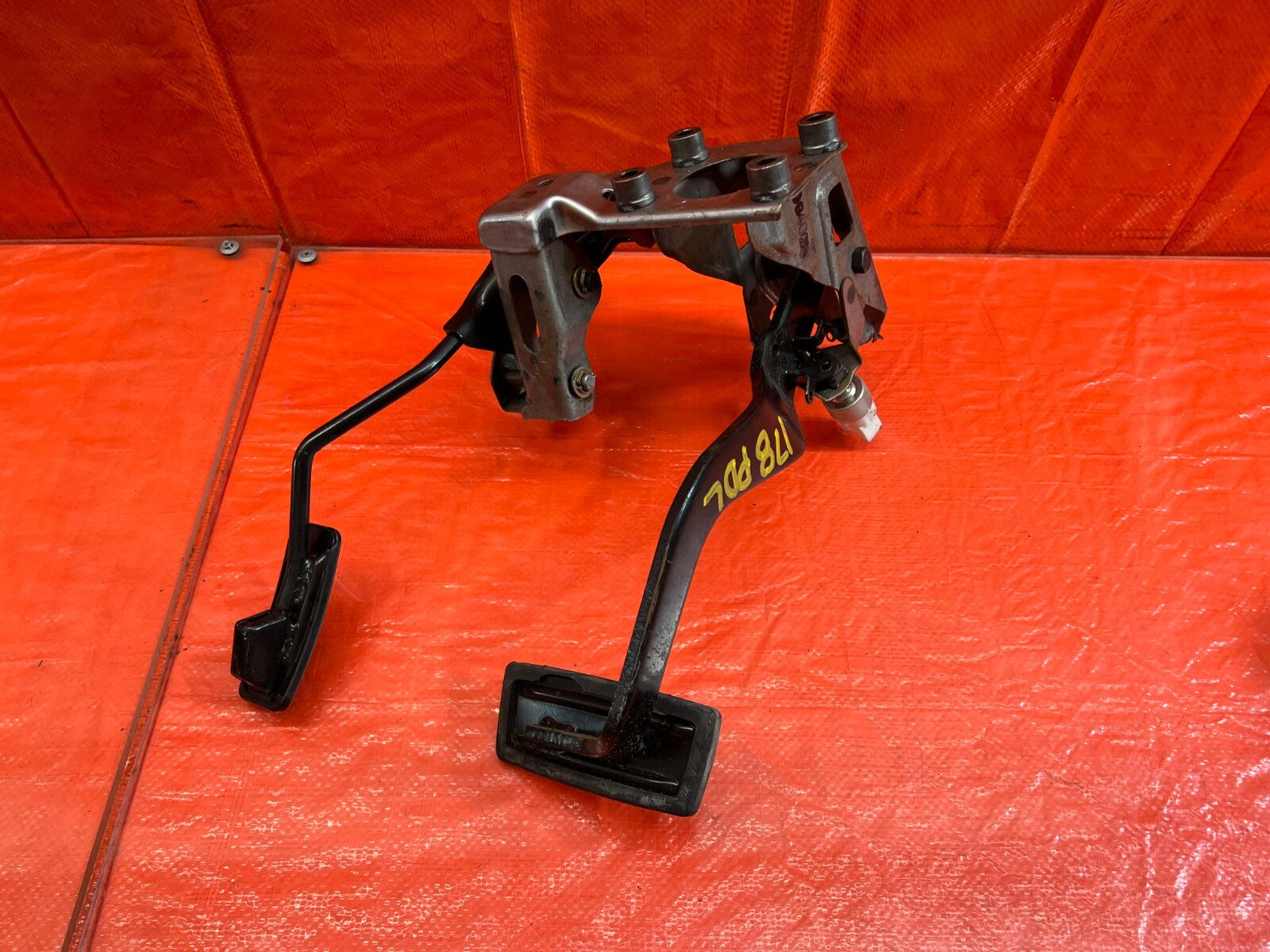 94 01 ACURA INTEGRA   AUTOMATIC TRANSMISSION MODEL   GAS AND BRAKE PEDAL OEM 1787