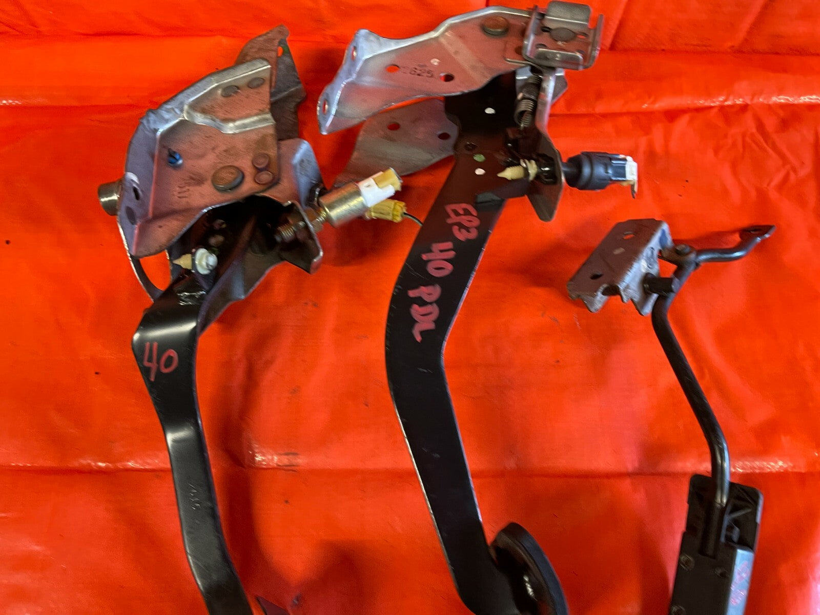 02 05 HONDA CIVIC SI 2.0 EP3   COMPLETE PEDAL SET GAS BRAKE CLUTCH PEDALS OEM   7