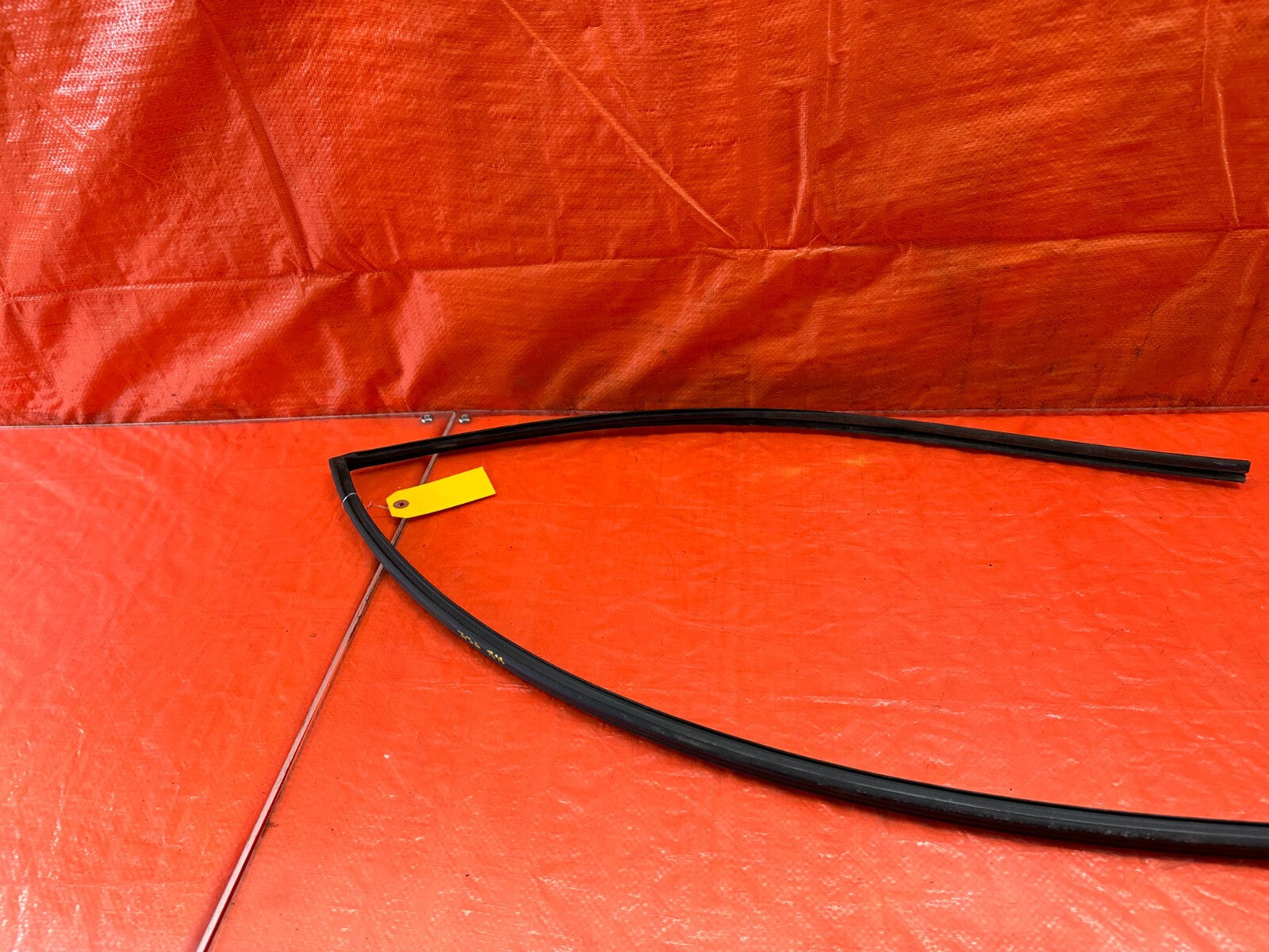 02 05 HONDA CIVIC SI EP3   PASSENGER RIGHT DOOR WINDOW GLASS RUN CHANNEL OEM 23011