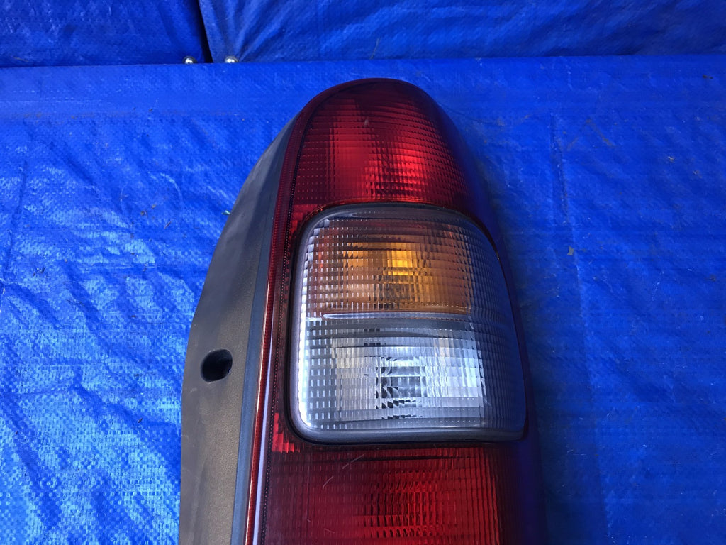 OEM 2000 2001 2002 2003 CHEVROLET SILHOUETTE PASSENGER RIGHT TAIL LIGHT3