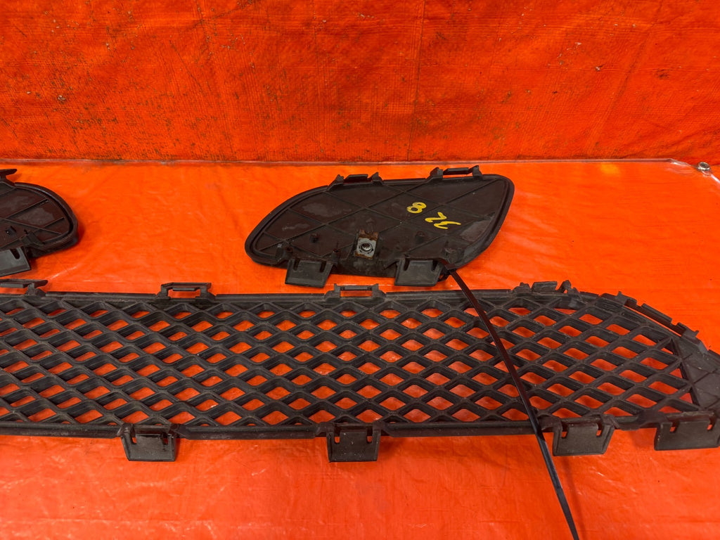 08 10 INFINITI G37 2D COUPE   SPORT MODEL   FRONT BUMPER LOWER GRILLE   OEM 32815