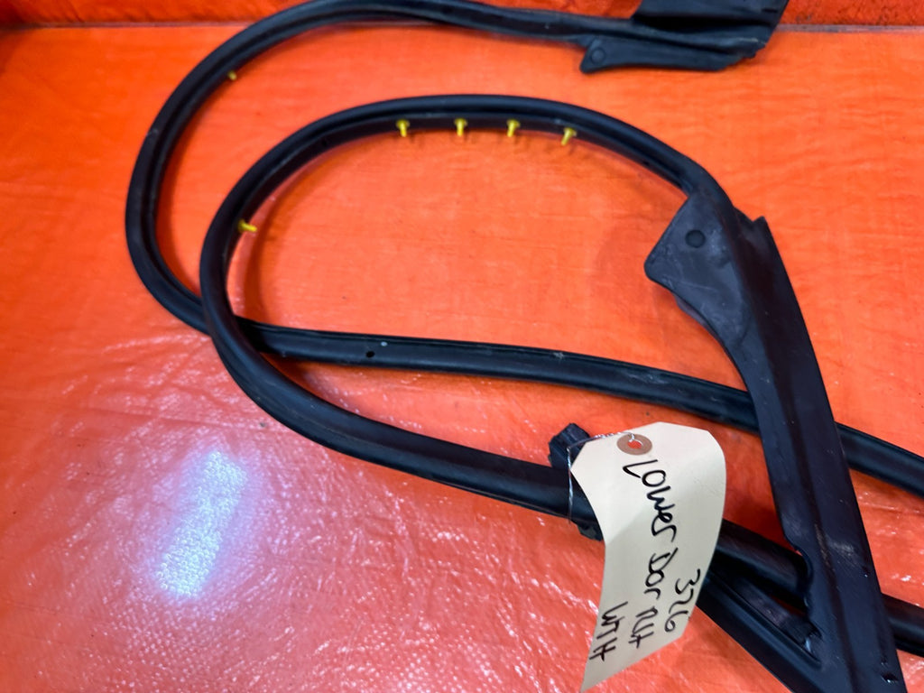 10 16 HYUNDAI GENESIS COUPE RIGHT LOWER DOOR WEATHER STRIP RUBBER SEAL 3265